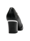 Zapato negro de cuero para mujer, perfecto para estilizar la figura sin perder comodidad.