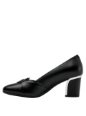 Zapato de cuero negro para mujer con forro de poliuretano, combinando suavidad y estilo.