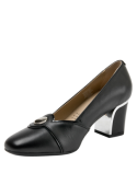 Zapato casual negro de cuero para mujer, diseñado para comodidad y elegancia diaria.