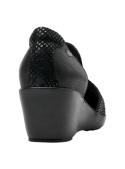 Zapato de cuero negro para mujer, estilo casual, con taco cuña que estiliza sin sacrificar comodidad.