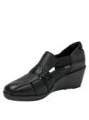 Elegante zapato de cuero negro para mujer, ideal para ocasiones casuales, con taco cuña y punta redonda.