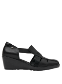 Zapato negro de cuero para mujer, estilo casual con taco cuña de 5.5 cm y punta redonda.