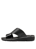 Sandalia negra de cuero para mujer, con plantilla cómoda y taco plano, perfecta para uso prolongado.