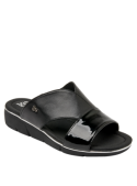 Sandalia de cuero negro para mujer, diseño anatómico, ideal para días calurosos, ofrece confort y frescura.