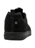zapatilla negra de hombre con materiales ligeros y alta calidad, versátil para el día a día.