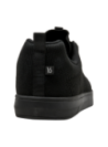 zapatilla negra de hombre con materiales ligeros y alta calidad, versátil para el día a día.