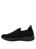 zapatilla negra de mujer con punta redonda y caña de 6 cm, combinando estilo y funcionalidad.
