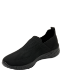 zapatilla urbana negra de mujer, ligera y flexible, perfecta para actividades diarias.