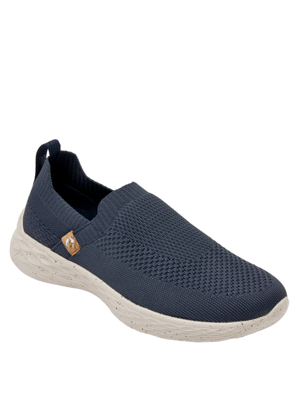 Zapatilla urbana beige de mujer con taco plano de 3 cm, ofrece comodidad y estilo.