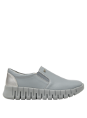 zapatilla casual celeste de cuero para mujer con diseño moderno y juvenil