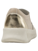 zapatilla beige de cuero, materiales ligeros y alta calidad, perfectas para un uso prolongado diario.