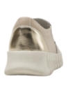 zapatilla beige de cuero, materiales ligeros y alta calidad, perfectas para un uso prolongado diario.