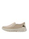 zapatilla casual beige de cuero para mujer, con punta redonda y caña de 6 cm, combinando estilo y practicidad.