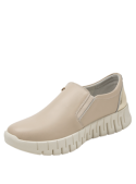 zapatilla urbana beige de cuero, con forro de microfibra, ofreciendo suavidad y confort excepcionales.