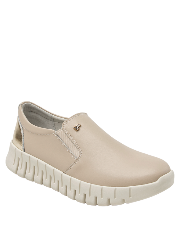zapatilla beige de cuero, diseño moderno y juvenil, con taco plano de 3 cm para estilizar la figura.