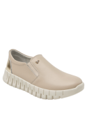 zapatilla beige de cuero, diseño moderno y juvenil, con taco plano de 3 cm para estilizar la figura.
