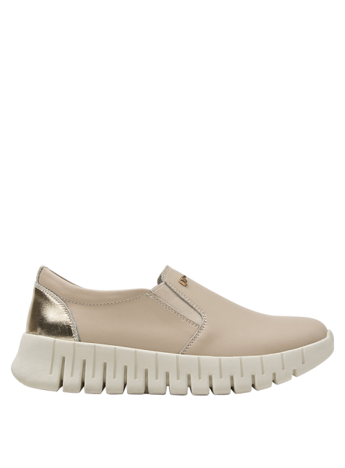 zapatilla beige de cuero, diseño moderno y juvenil, con taco plano de 3 cm para estilizar la figura.