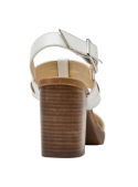 Sandalia blanca de cuero con punta abierta, estilo casual, diseño elegante y confortable.