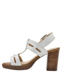 Sandalia femenina blanca de cuero, diseño cómodo y fresco, perfecta para verano.