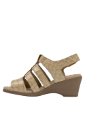 Sandalia casual beige de cuero para mujer, destaca por su resistencia y ligereza.