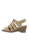 Sandalia casual beige de cuero para mujer, destaca por su resistencia y ligereza.