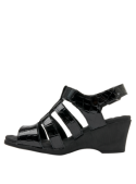 Sandalia de mujer en cuero negro, estilo casual, con plantilla cómoda y diseño estilizador.