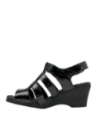 Sandalia de mujer en cuero negro, estilo casual, con plantilla cómoda y diseño estilizador.