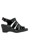 Sandalia negra de cuero para mujer, estilo casual, con taco cuña de 5.5 cm y punta abierta.
