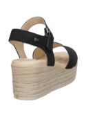 Sandalia casual de cuero negro con forro de microfibra para mayor suavidad.