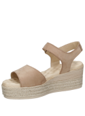 Punta abierta de sandalia beige de cuero para mujer, combinando estilo y practicidad.