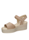 Punta abierta de sandalia beige de cuero para mujer, combinando estilo y practicidad.
