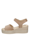 Sandalia de cuero beige mostrando su plantilla cómoda y forro de microfibra suave.