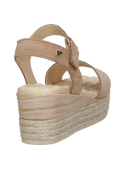 Vista del material premium de cuero beige en sandalia casual con taco cuña.