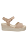 Detalle del diseño anatómico de la sandalia de cuero beige, ofreciendo confort y frescura.
