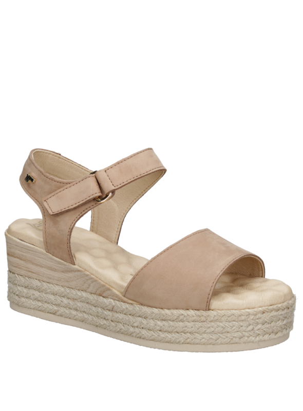 Sandalia negra de cuero para mujer con diseño casual y punta abierta.