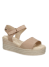 Sandalia beige de cuero para mujer con taco cuña, estilo casual, ideal para el verano.
