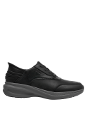 Zapato negro de cuero para hombre, corte bajo tipo zapatilla, perfecto para actividades cotidianas con estilo.