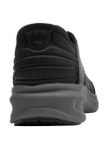 Calzado casual para hombre en cuero negro, con costuras visibles que destacan su acabado detallado y resistente.