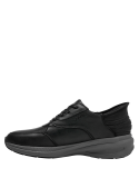 Zapato hombre negro de cuero, con cordones clásicos para ajuste personalizado y refuerzo en el talón para estabilidad.