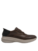 Zapato marrón de cuero para hombre, corte bajo tipo zapatilla, combina estilo y comodidad para actividades cotidianas.