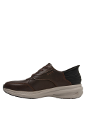 Elegante zapato marrón de cuero para hombre, ideal para uso diario, con diseño de costuras visibles y refuerzo en el talón.