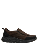 Zapatilla marrón de cuero para hombre con tirador trasero, ideal para situaciones informales o semi-formales.