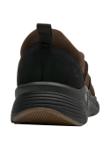 Zapatilla marrón de cuero estilo mocasín para hombre, con lengüeta integrada y diseño limpio.