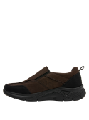Zapatilla marrón urbana de cuero para hombre con suela gruesa, soporte, amortiguación y tracción mejorada.