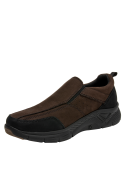 zapatilla marrón de cuero para hombre con perforaciones decorativas en los laterales, ofreciendo ventilación y estilo urbano.
