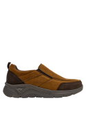 zapatilla de cuero camel, con lengüeta integrada y tirador trasero, combinando funcionalidad y estilo urbano.