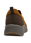 zapatilla camel de cuero con suela gruesa y patrón de cortes, ofreciendo soporte y tracción para uso casual.