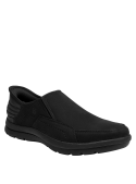 Zapatilla negra masculina, diseño clásico y funcional en cuero y textil, ideal para un estilo casual y sofisticado.