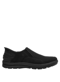 Calzado casual negro para hombre, tipo mocasín sin cordones, cuero/textil, suela robusta para estabilidad.