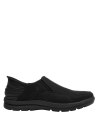 Calzado casual negro para hombre, tipo mocasín sin cordones, cuero/textil, suela robusta para estabilidad.